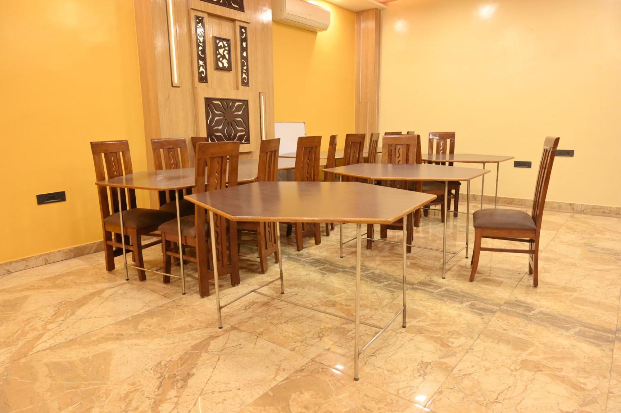 Hotel Riddhi Regency Lakhnau Kültér fotó
