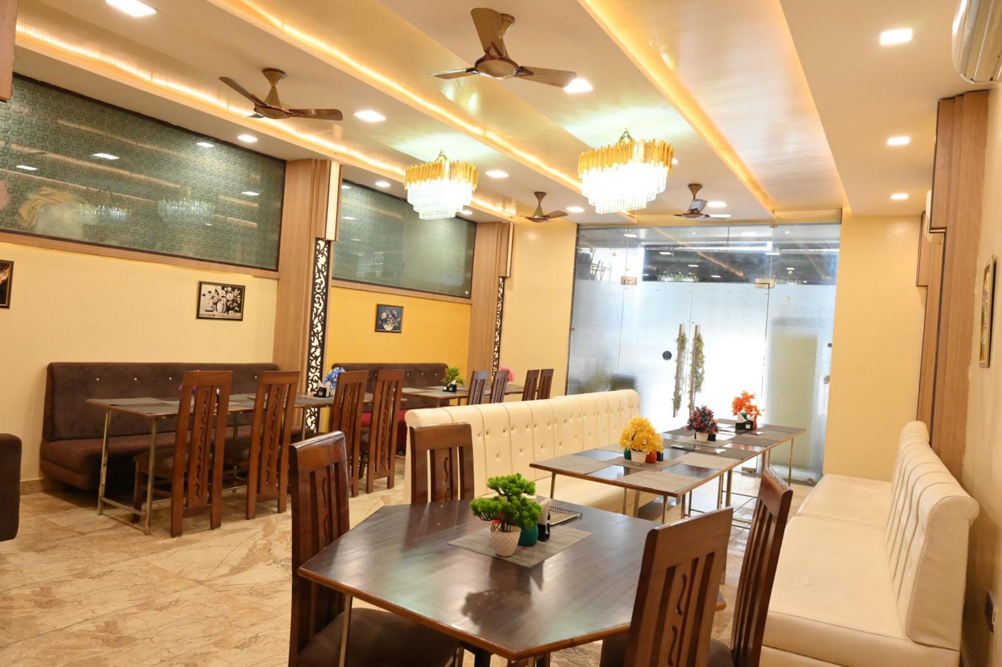 Hotel Riddhi Regency Lakhnau Kültér fotó