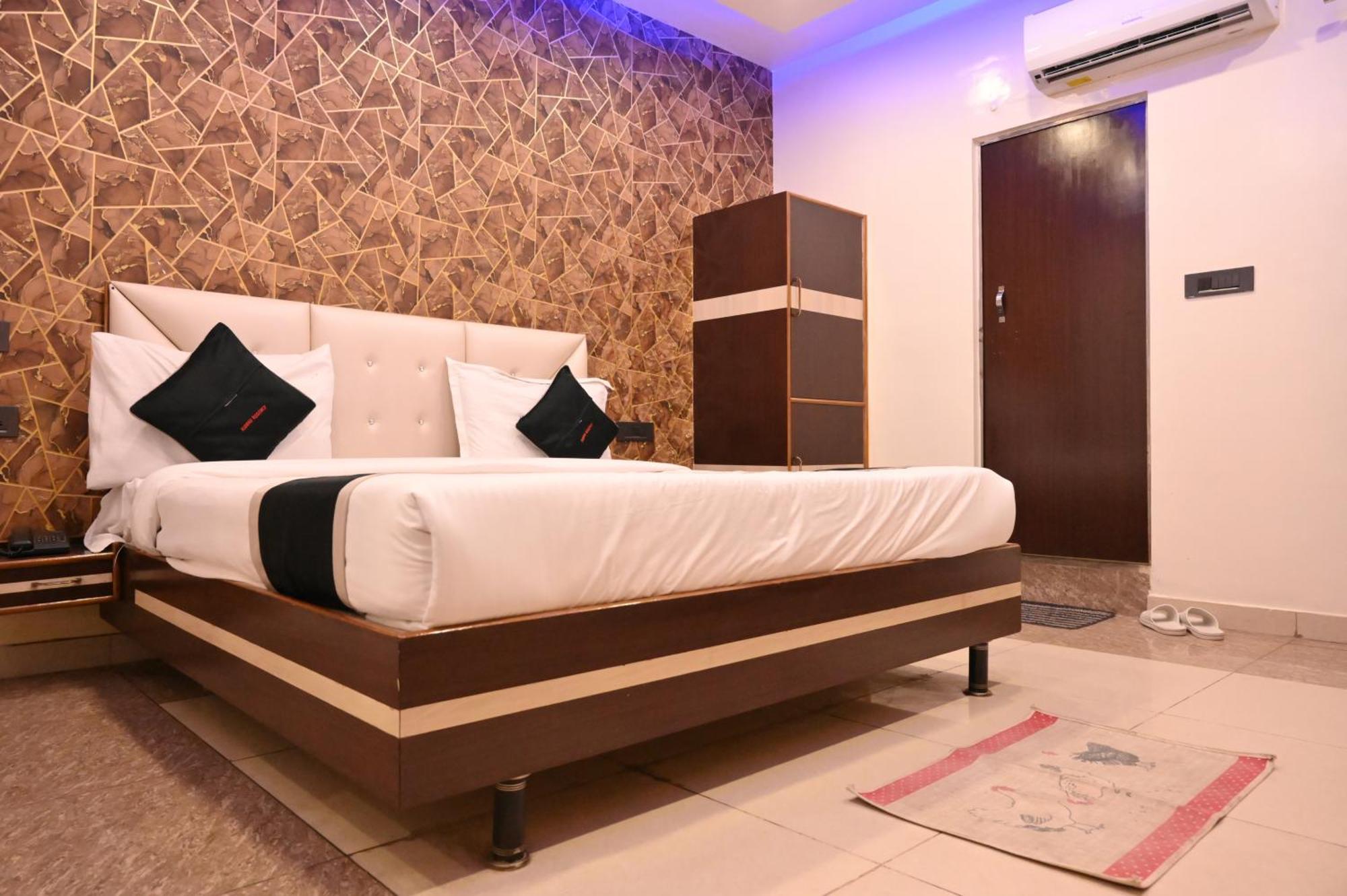 Hotel Riddhi Regency Lakhnau Kültér fotó